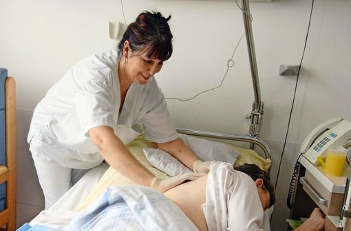 Pflegekräfte haben oft alle Hände voll zu tun – die Berufskollegen dieser Frau im Klinikum der Stadt Stuttgart befürchten jetzt noch Zusatzaufgaben. Foto: dpa