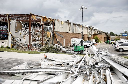 Der Sturm kam völlig unerwartet: Ein Tornado zerstört im US-Bundesstaat Oklahoma nachts mehrere Gebäude und stößt Autos um. Foto: Tulsa World