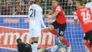Ein 2:2 gegen Hannover 96 hat für Freiburg nicht gereicht, um den letzten Tabellenplatz zu verlassen. Foto: dpa