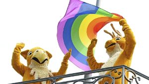 Wappentiere des Landes hissen die Regenbogenfahne Foto: dpa