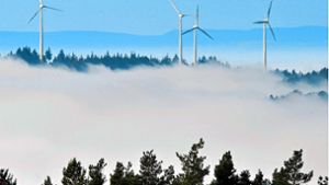 Vier Windräder drehen sich auf einer Anhöhe im Schwarzwald bei Freiburg über dem Nebelmeer im Tal. Foto: dpa