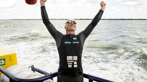 Jubelnd reißt er die Arme in die Luft: Rheinschwimmer Andreas Fath ist am Ziel in Holland angekommen. Foto: dpa