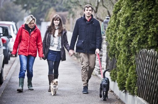Linos Rudel bei diesem Spaziergang: Sabine Poeppel (links), Tobias und seine Freundin Carolin Müller und ihr Hund Bonnie. Foto: Peter Petsch