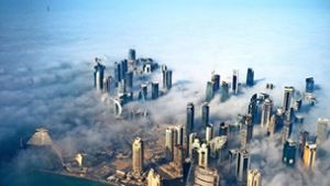 Die Skyline von Doha, der Hauptstadt des arabischen Emirats Katar, liegt in einem Nebelmeer. Foto: dpa