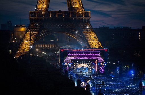 DJ David Guetta hat die Fanmeile am Eifelturm eröffnet. Foto: dpa