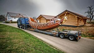 Das neue Piratenschiff ist vermutlich nach Ostern abfahrbereit, in den Blockhütten kann ab Juni übernachtet werden. Foto: Stoppel