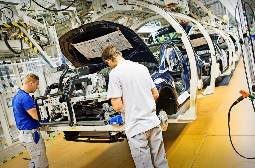 Mitarbeiter im Wolfsburger VW-Werk: Der Streit mit zwei kleineren Zulieferunternehmen legt den Autokonzern lahm. Foto: dpa Pool
