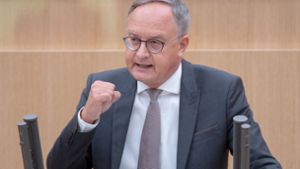 Andreas Stoch (SPD) fordert die Entlassung von Strobl aus seinem Amt (Archivbild). Foto: dpa/Bernd Weißbrod