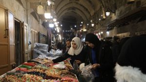 Menschen kaufen während des Ramadan auf einem Markt in der Jerusalemer Altstadt ein. Foto: dpa/Jamal Awad