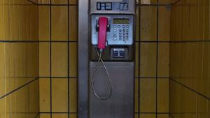 Die Tage der Telefonzelle bei der Post am Schillerplatz in Vaihingen sind  laut Telekom gezählt. Foto: Malte Klein