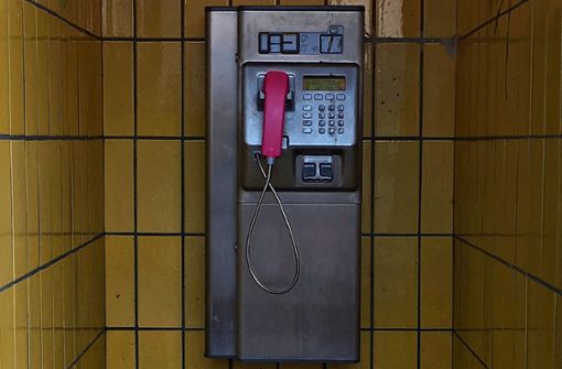 Die Tage der Telefonzelle bei der Post am Schillerplatz in Vaihingen sind  laut Telekom gezählt. Foto: Malte Klein