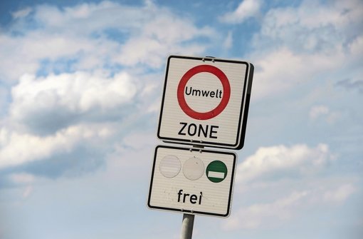 Freie Fahrt in Stuttgart nur für Vehikel, die mit einer grünen Umweltplakette ausgestattet sind. Foto: dpa