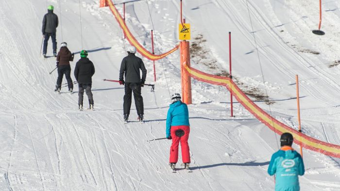 Skifahrer genießen Saisonbeginn auf dem Feldberg