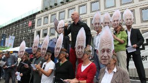 Mit Transparenten, Musik und Reden machen Gegner gegen Stuttgart 21 mobil.  Foto: Beytekin