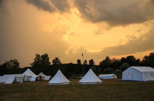 Und abends wird das Lagerfeuer entzündet, das die Nacht über bewacht wird: Zeltromantik in Muthof bei Forchtenberg. Foto: privat
