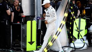Frust pur: Lewis Hamilton verlässt nach dem Aus im Qualifying die Mercedes-Garage. Foto: AFP