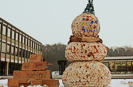 Der Schneemann „ToGo Tom“ besteht aus mehr als 1500 Kaffeebechern. Foto: privat