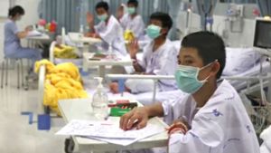 Thailändische Jungen-Fußballmannschaft aus Krankenhaus entlassen