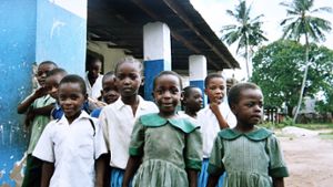 Eine Gruppe von Kindern steht vor einem Waisenhaus in Kenia. Viele von ihnen haben ihre Eltern durch Aids verloren oder werden auf der Straße aaufgegriffen. Ein kleiner Waise aus Nairobi soll bald ein neues Zuhause im Raum Stuttgart bekommen... Foto: dpa