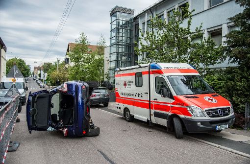 In der Felix-Dahn-Straße in Stuttgart-Degerloch kippt ein Auto nach einem Unfall auf die Seite um. Foto: SDMG