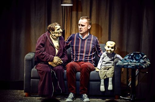 Der Franzose Pierre Tual und seine Puppen Georges und Jimmy haben am Samstag das Publikum in Schorndorf begeistert. Foto: Jan Potente