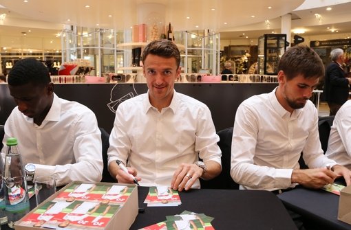 VfB-Kapitän Christian Gentner (Mitte) und Torwart Thorsten Kirschbaum (rechts) werden am Mittwoch im Milaneo Tickets verkaufen. Foto: Pressefoto Baumann
