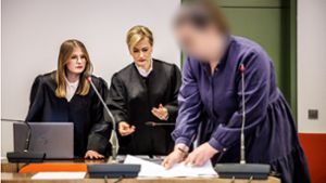 Die Angeklagte Andrea Tandler (rechts) steht zu Prozessbeginn an ihrem Platz im Gerichtssaal vor ihren Rechtsanwältinnen Cheyenne Blum (links) und Sabine Stetter. Foto: dpa/Matthias Balk