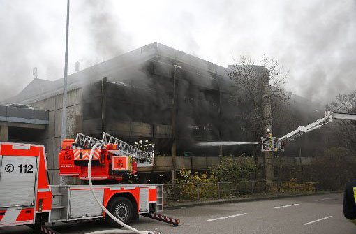 Dicker Rauch quillt am Donnerstagvormittag aus einem Parkhaus in Bad Cannstatt - 14 Autos brennen, 30 weitere werden beschädigt. Foto: www.7aktuell.de |