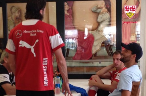 Kevin Kuranyi, derzeit unter Vertrag bei Dynamo Moskau, hat am Freitag der zweiten Mannschaft des VfB Stuttgart einen Besuch im türkischen Trainingslager abgestattet. Er traf sich mit seinem alten Kumpel Tobias Rathgeb. Foto: twitter.com/jungundwild