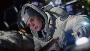 Virtuelle Produktion mit einem Hintergrund aus Monitoren, die die Kulisse fotorealistisch abbilden: George Clooneys Science-Fiction-Film „The Midnight Sky“ ist ein Thema der FMX 2021. Foto: imago images/Prod.DB