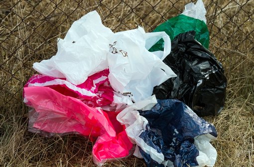 Umweltschutz an der Kasse: Kunden müssen Plastiktüten künftig bezahlen. Foto: dpa