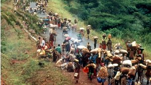 Flüchtlinge ziehen im Juni 1994 durch das Ngara-Gebiet in der Region Kagera in Tansania. Foto: dpa