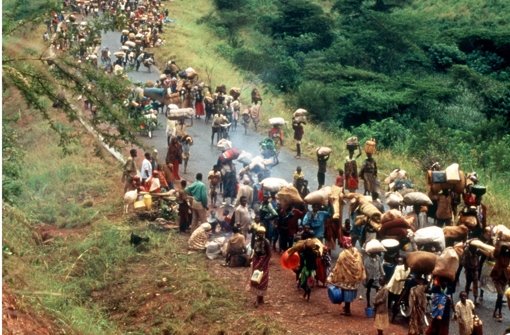 Flüchtlinge ziehen im Juni 1994 durch das Ngara-Gebiet in der Region Kagera in Tansania. Foto: dpa