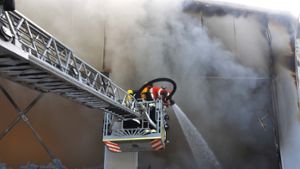 Feuerwehrleute bekämpfen in Benningen ein Feuer. Foto: Andreas Rosar Fotoagentur-Stuttgart