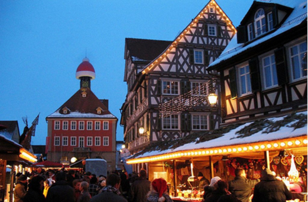 Besticht durch die Fachwerkkulisse: Der Weihnachtsmarkt in Schorndorf.