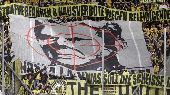 BVB-Fans beleidigen Dietmar Hopp mit Plakat