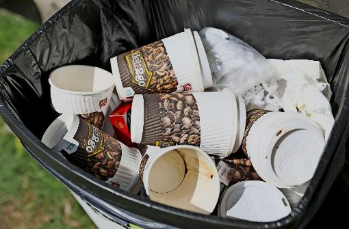 Eine für den Nutzer praktisches Sache ist zur Plage geworden:  Abfalleimer quellen über vor lauter Einweg-Kaffeebechern. Foto: dpa