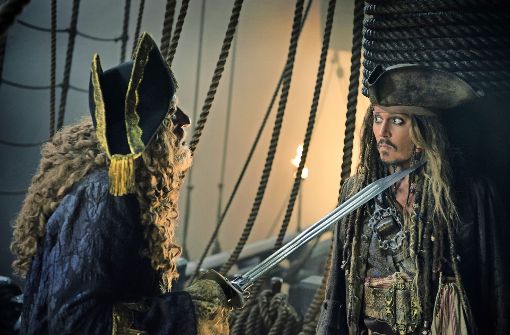 Auch Piraten haben mal Probleme mit Piraten: Kapitän Barbossa (Geoffrey Rush, li.) und Jack Sparrow (Johnny Depp) Foto: Disney