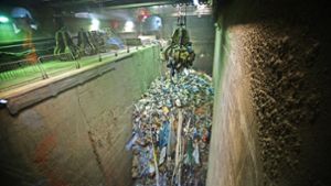 Bis auf weiteres werden sich die Abfallmengen im „Bunker“  des Göppinger Müllheizkraftwerks  nicht vergrößern. Foto: Rudel/Archiv