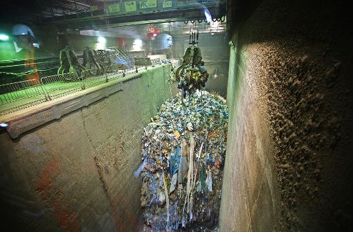 Bis auf weiteres werden sich die Abfallmengen im „Bunker“  des Göppinger Müllheizkraftwerks  nicht vergrößern. Foto: Rudel/Archiv