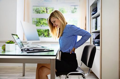 Sitzen im Büroalltag ist eine Herausforderung für den Rücken. Foto: Andrey Popov/Adobe Stock