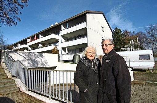 Heidi und Heinz Hummler vor einem noch dreistöckigen Wohnblock der SWSG an der Walter-Sigel-Straße. Foto: Chris Lederer