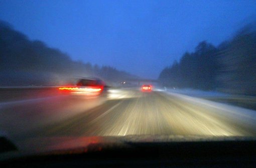 Am Mittwochmorgen krachte es auf der schneebedeckten Autobahn 8 bei Hohenstadt. Foto: dpa/Symbolbild
