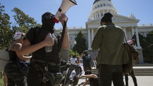 Bei der Kundgebung nationalistischer Gruppen in Sacramento tauchten 400 Gegendemonstrationen auf. Mitglieder der Antifa versuchen eine Flagge anzuzünden. Foto: AP