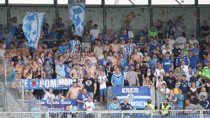 Anhänger der Stuttgarter Kickers am Samstagnachmittag auf der Tribüne des Stadions von Wehen Wiesbaden. Foto: Pressefoto Baumann