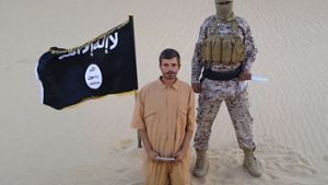 IS-Terroristen demütigen Tomislav Salopek, eine kroatische Geisel Foto: AP/IS-Aufnahme