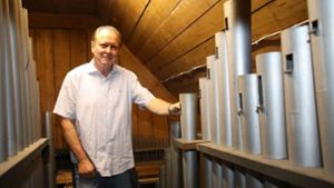 Der Kirchenmusikdirektor Uwe Schüssler gibt einen Einblick in das Fernwerk der Esslinger  Stadtkirchorgel, die zweitgrößte Orgel in Württemberg. Foto: Rainer Kellmayer Foto:  