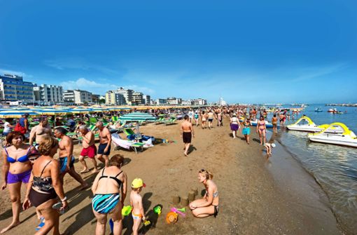 Dicht an dicht unterm Sonnenschirm am Strand bei Rimini: So wird es 2020 sicher nicht aussehen. Foto: Mauritius //Federico Rostagno