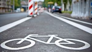Das Fahrradsymbol ist immer häufiger zu sehen: Stuttgart baut die Radwege kontinuierlich aus – das Wie und Wo ist im Rathaus aber durchaus umstritten Foto: Peter Petsch