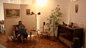 Carmen Jud hat die Ausstellung mit konzipiert, auch  dieses Wohnzimmer. Foto: Annina Baur